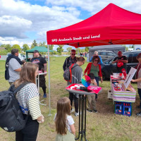 Buntes Fest am Weiher